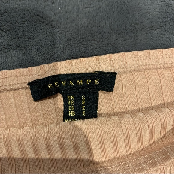 Light sandy pink over shoulder crop top - Picture 3 of 4